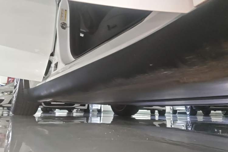 Used Tesla Model Y 2022 Rear-Wheel-Drive Version Right Side Sill