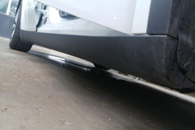 Used Tesla Model Y 2022 Long-Range All-Wheel-Drive Version Right Side Sill