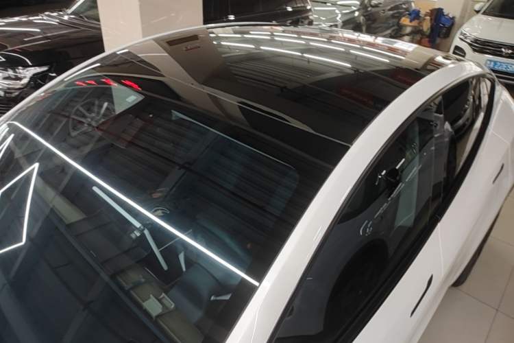 Used Tesla Model Y 2022 Long-Range All-Wheel-Drive Version Roof