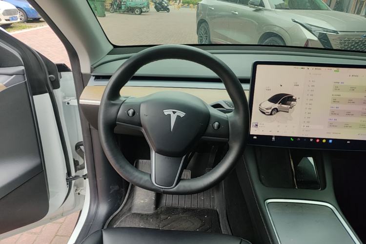 Used Tesla Model Y 2022 Long-Range All-Wheel-Drive Version Steering Wheel