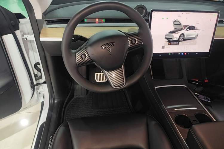 Used Tesla Model Y 2022 Long-Range All-Wheel-Drive Version Steering Wheel
