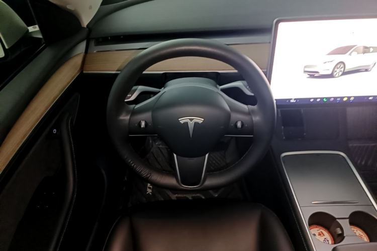 Used Tesla Model Y 2022 Long-Range All-Wheel-Drive Version Steering Wheel