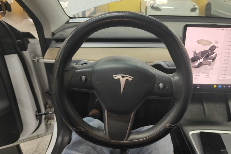 Used Tesla Model Y 2022 Long-Range All-Wheel-Drive Version Steering Wheel