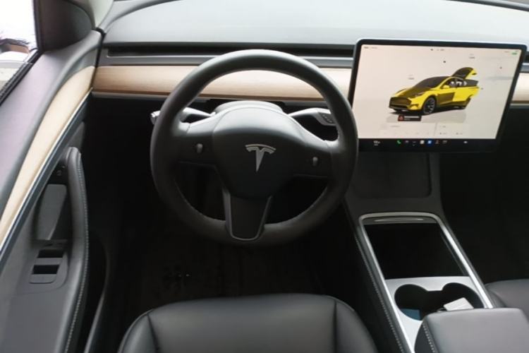Used Tesla Model Y 2022 Long-Range All-Wheel-Drive Version Steering Wheel