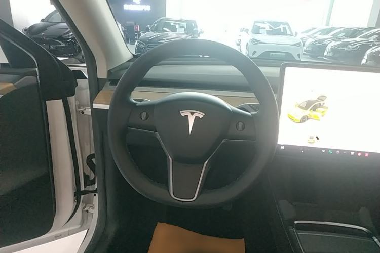 Used Tesla Model Y 2022 Long-Range All-Wheel-Drive Version Steering Wheel