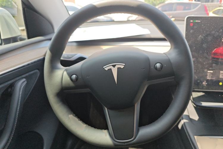Used Tesla Model Y 2022 Long-Range All-Wheel-Drive Version Steering Wheel