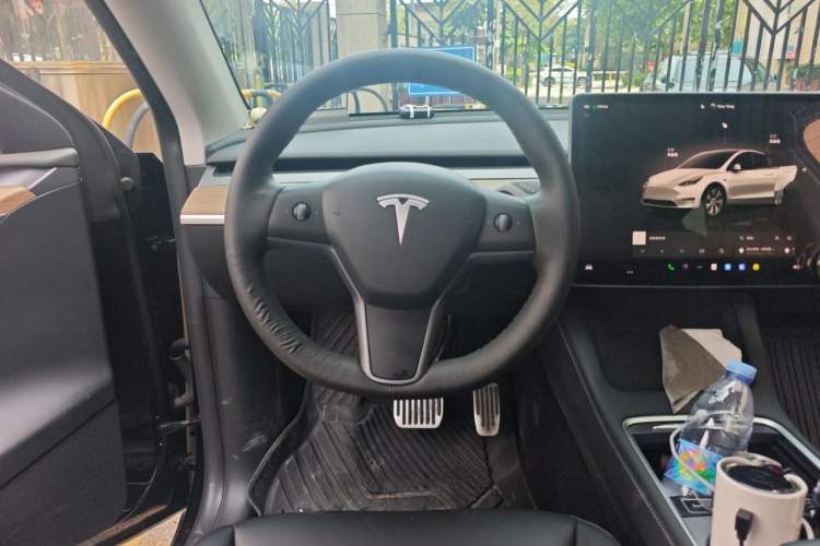 Used Tesla Model Y 2022 Long-Range All-Wheel-Drive Version Steering Wheel