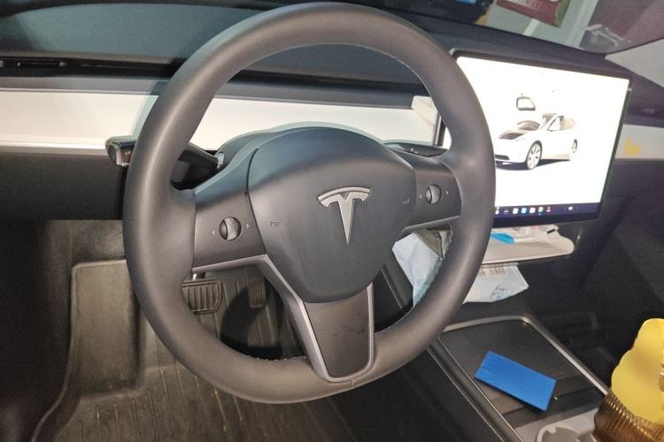 Used Tesla Model Y 2022 Long-Range All-Wheel-Drive Version Steering Wheel
