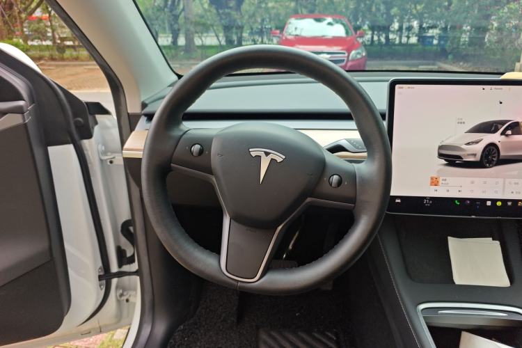 Used Tesla Model Y 2022 Long-Range All-Wheel-Drive Version Steering Wheel