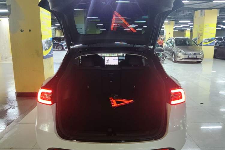 Used Tesla Model Y 2022 Long-Range All-Wheel-Drive Version Trunk
