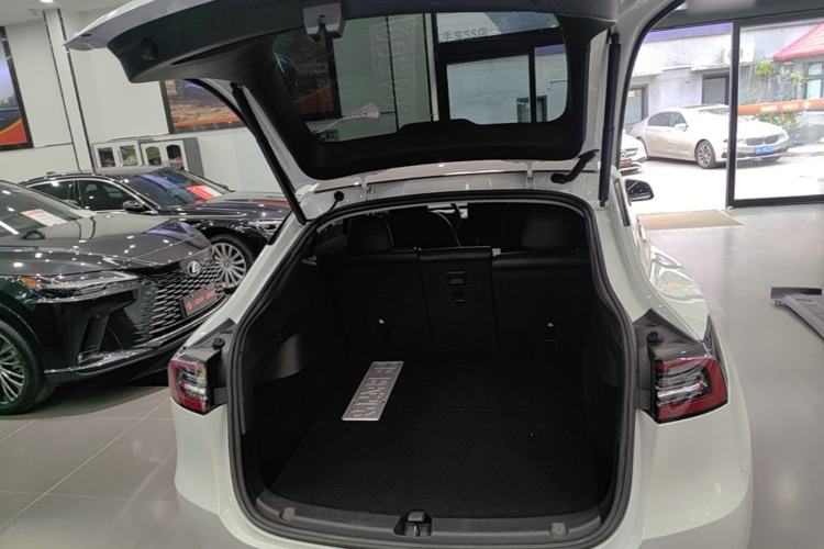 Used Tesla Model Y 2022 Long-Range All-Wheel-Drive Version Trunk