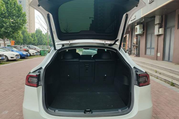 Used Tesla Model Y 2022 Long-Range All-Wheel-Drive Version Trunk