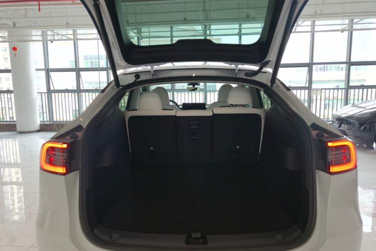 Used Tesla Model Y 2022 Long-Range All-Wheel-Drive Version Trunk
