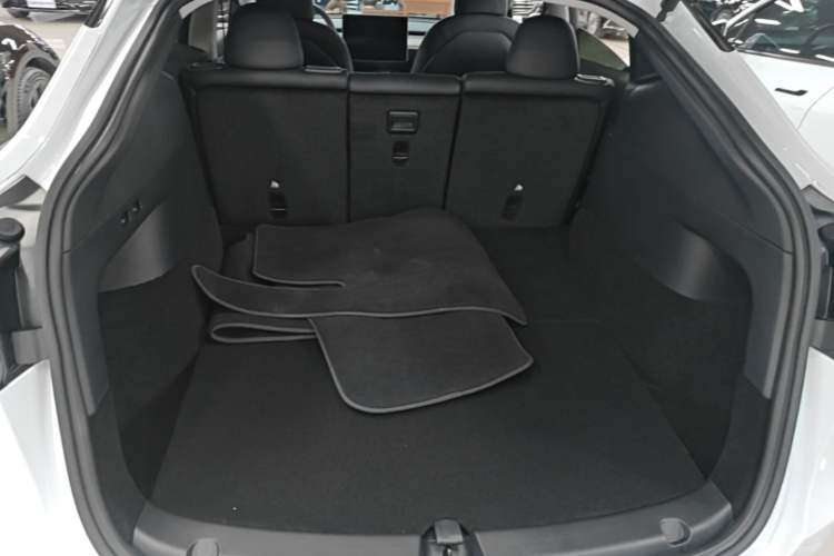 Used Tesla Model Y 2022 Long-Range All-Wheel-Drive Version Trunk