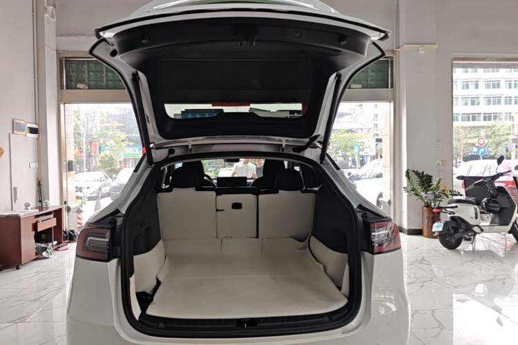 Used Tesla Model Y 2022 Rear-Wheel-Drive Version Trunk