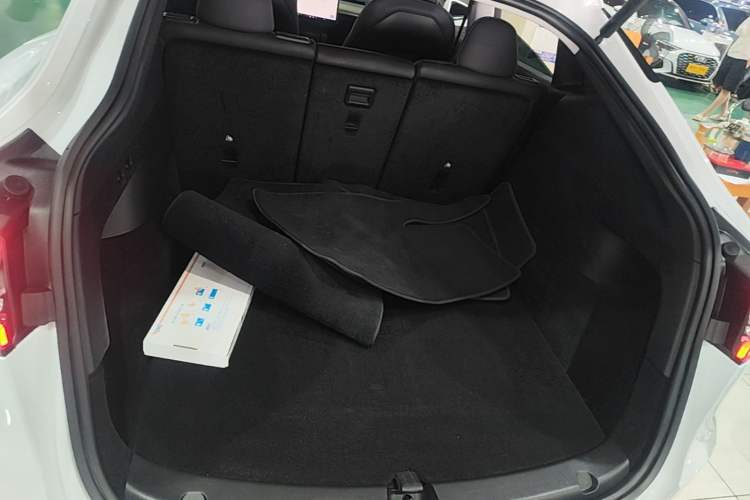 Used Tesla Model Y 2022 Long-Range All-Wheel-Drive Version Trunk