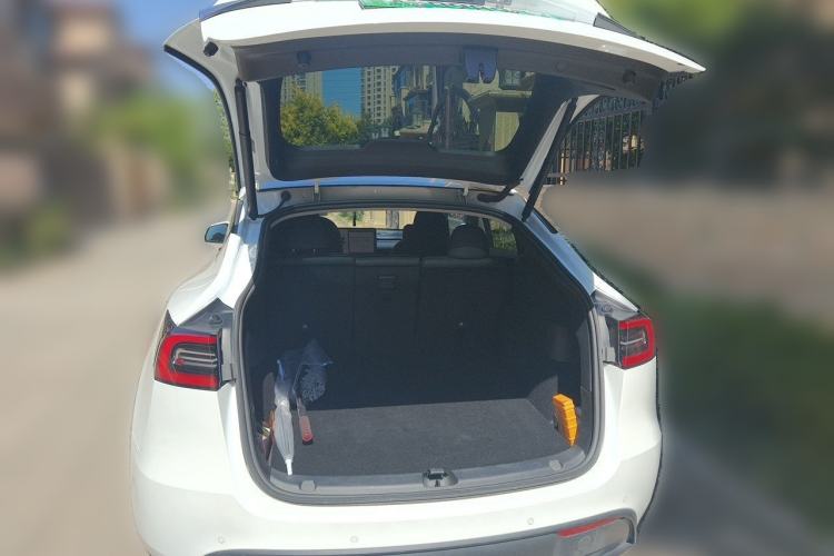 Used Tesla Model Y 2022 Long-Range All-Wheel-Drive Version Trunk