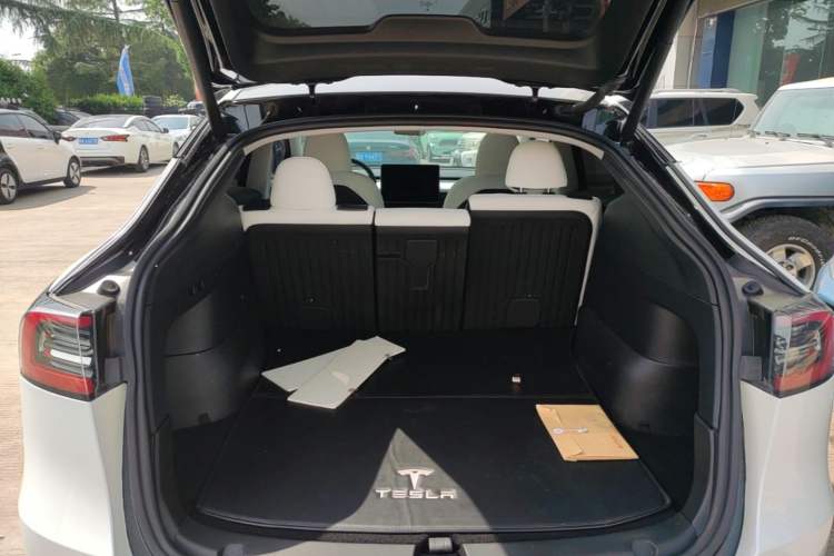 Used Tesla Model Y 2022 Long-Range All-Wheel-Drive Version Trunk