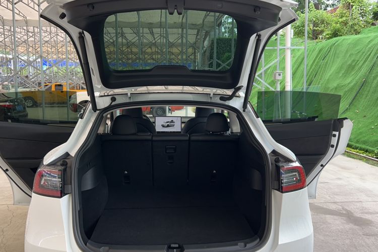 Used Tesla Model Y 2022 Long-Range All-Wheel-Drive Version Trunk
