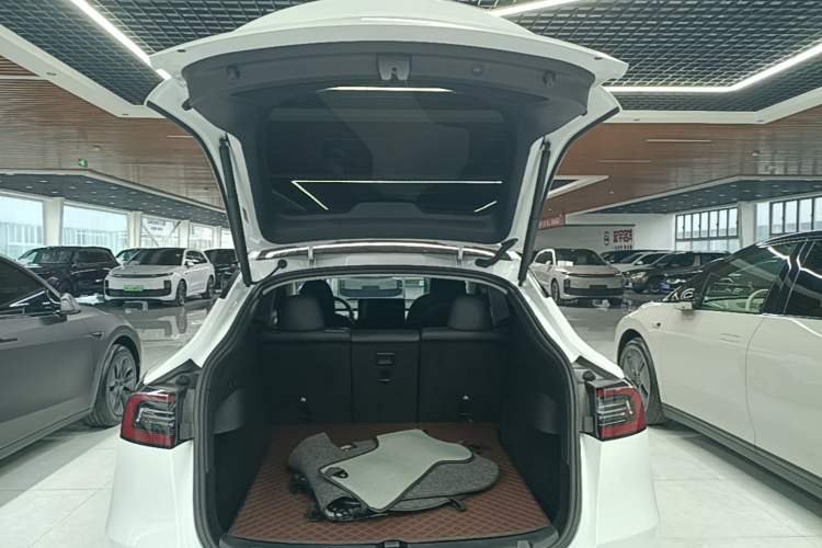 Used Tesla Model Y 2022 Long-Range All-Wheel-Drive Version Trunk