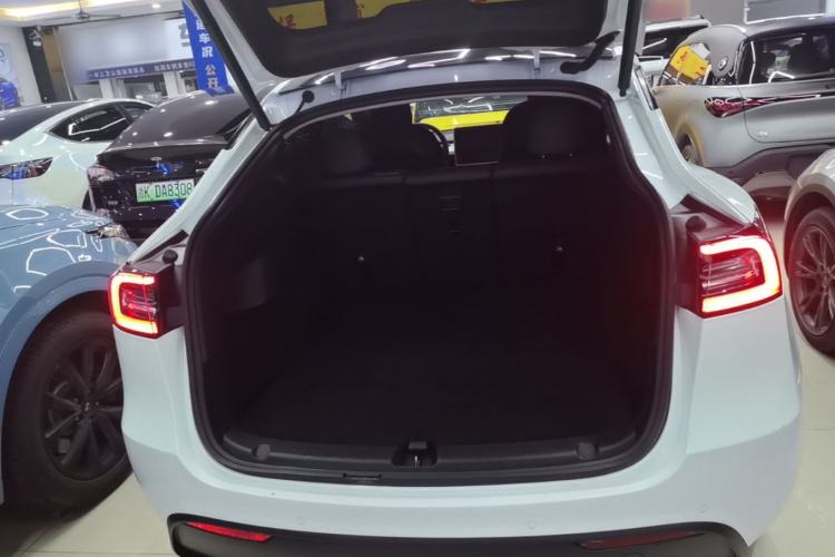 Used Tesla Model Y 2022 Long-Range All-Wheel-Drive Version Trunk