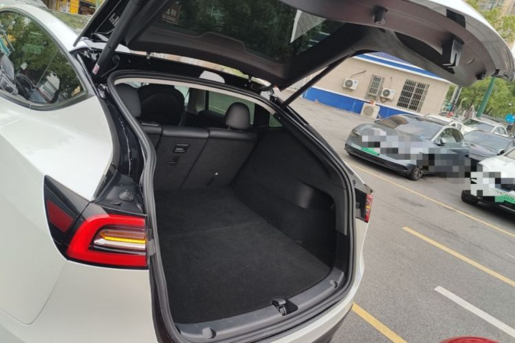 Used Tesla Model Y 2022 Long-Range All-Wheel-Drive Version Trunk
