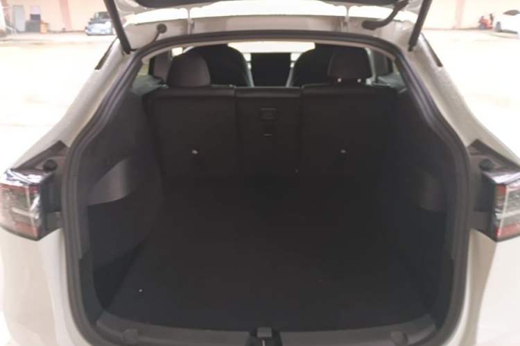 Used Tesla Model Y 2022 Long-Range All-Wheel-Drive Version Trunk