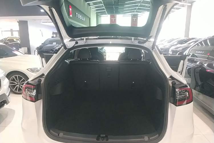 Used Tesla Model Y 2022 Long-Range All-Wheel-Drive Version Trunk