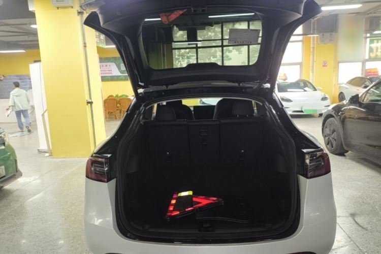 Used Tesla Model Y 2022 Long-Range All-Wheel-Drive Version Trunk