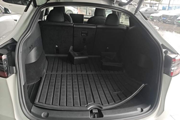 Used Tesla Model Y 2022 Long-Range All-Wheel-Drive Version Trunk
