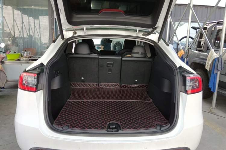 Used Tesla Model Y 2022 Long-Range All-Wheel-Drive Version Trunk
