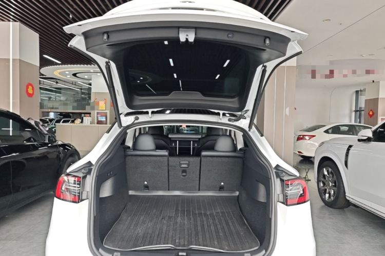 Used Tesla Model Y 2022 Long-Range All-Wheel-Drive Version Trunk