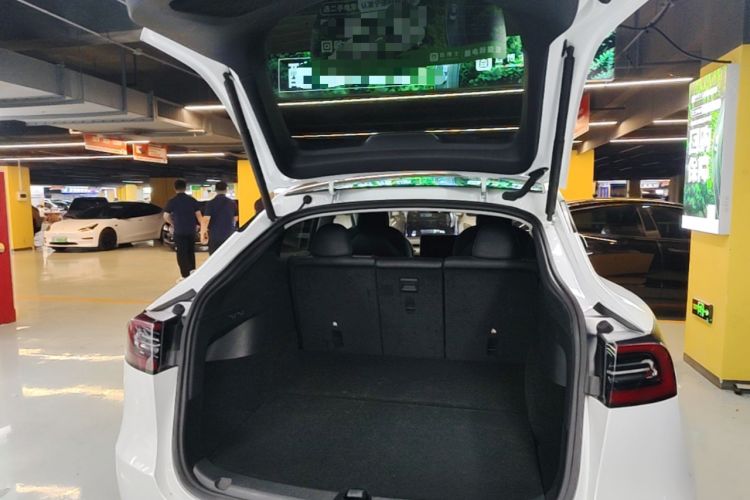 Used Tesla Model Y 2022 Long-Range All-Wheel-Drive Version Trunk