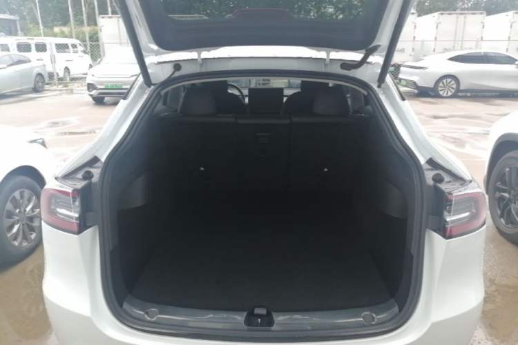Used Tesla Model Y 2022 Long-Range All-Wheel-Drive Version Trunk