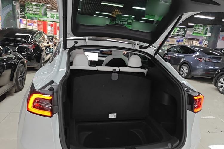 Used Tesla Model Y 2022 Long-Range All-Wheel-Drive Version Trunk