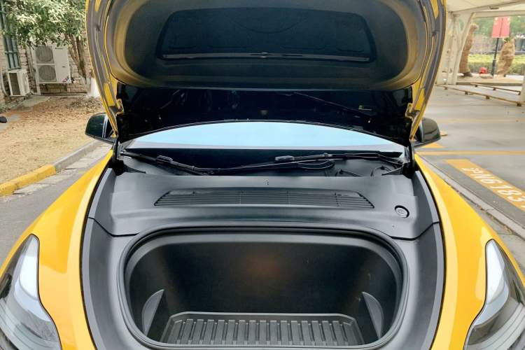Used Tesla Model Y 2022 Rear-Wheel-Drive Version Engine Bay