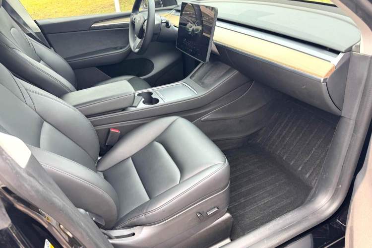 Used Tesla Model Y 2022 Rear-Wheel-Drive Version Interior 2