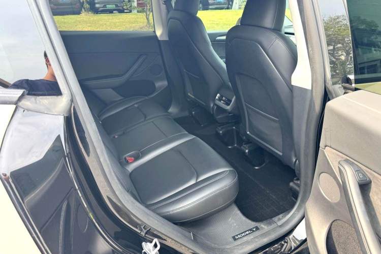 Used Tesla Model Y 2022 Rear-Wheel-Drive Version Interior 3