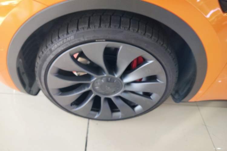 Used Tesla Model Y 2022 Performance High-Performance All-Wheel-Drive Version Left Front Wheel Hub
