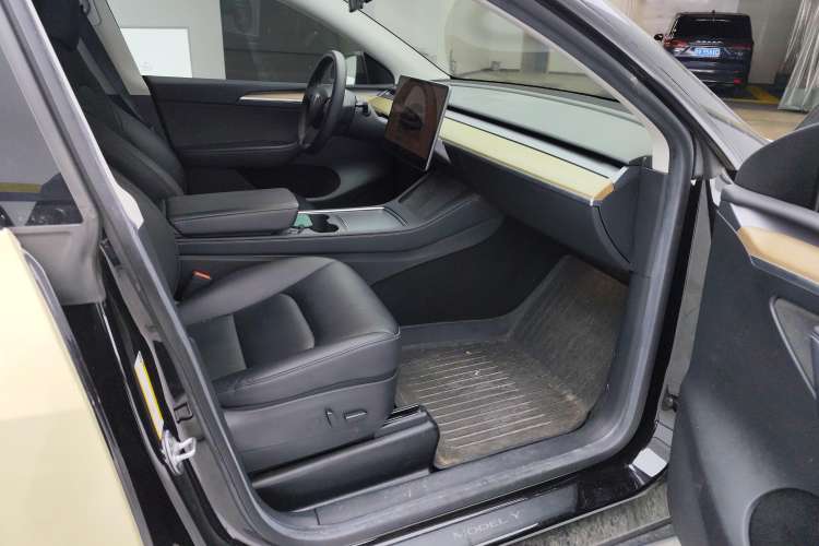Used Tesla Model Y 2022 Rear-Wheel-Drive Version Right Front Seat