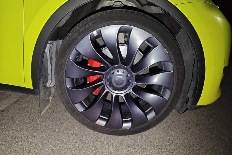 Used Tesla Model Y 2022 Performance High-Performance All-Wheel-Drive Version Right Front Wheel Hub