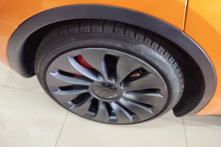Used Tesla Model Y 2022 Performance High-Performance All-Wheel-Drive Version Right Rear Wheel Hub