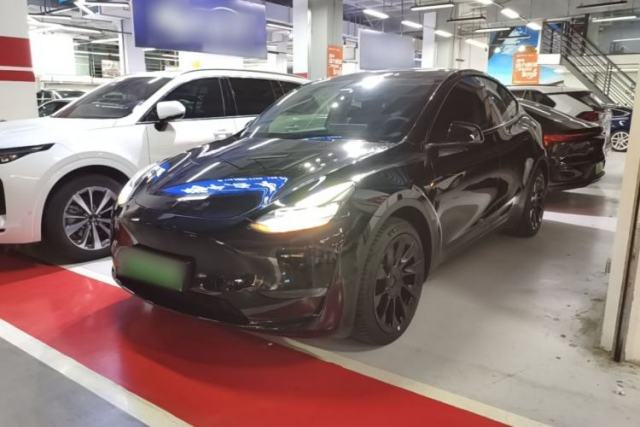 Ojetý Tesla Model Y 2023 Long-Range All-Wheel-Drive Version