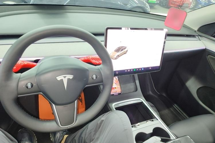 Used Tesla Model Y 2023 Long-Range All-Wheel-Drive Version Center Console