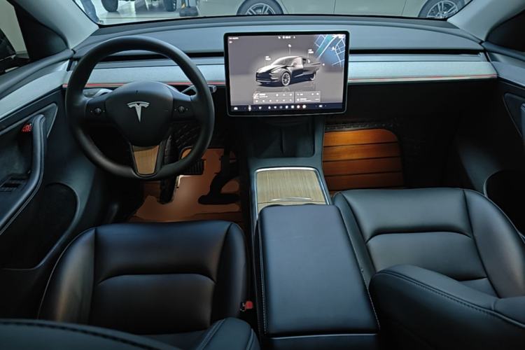 Used Tesla Model Y 2023 Long-Range All-Wheel-Drive Version Center Console