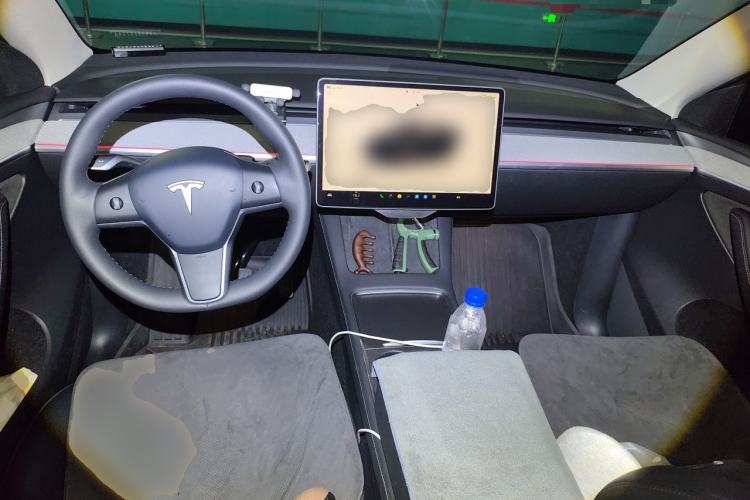 Used Tesla Model Y 2023 Long-Range All-Wheel-Drive Version Center Console