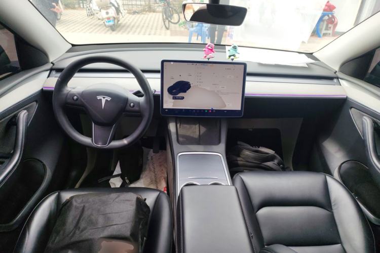 Used Tesla Model Y 2023 Long-Range All-Wheel-Drive Version Center Console