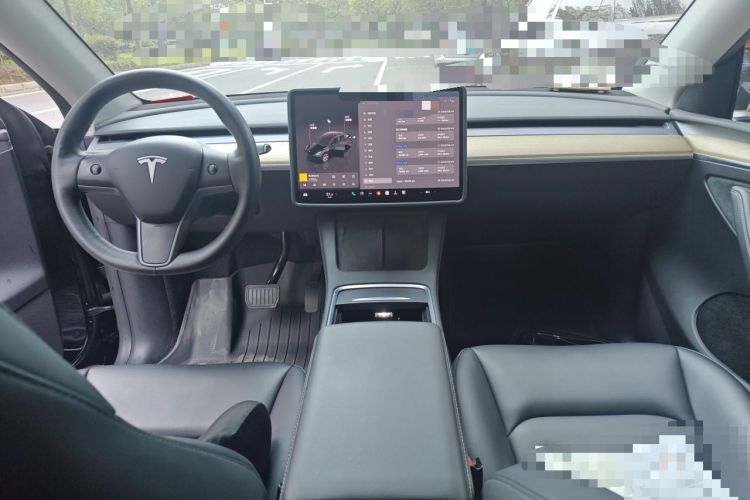 Used Tesla Model Y 2023 Long-Range All-Wheel-Drive Version Center Console