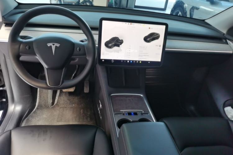 Used Tesla Model Y 2023 Long-Range All-Wheel-Drive Version Center Console