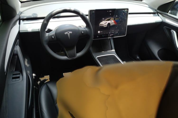 Used Tesla Model Y 2023 Long-Range All-Wheel-Drive Version Center Console